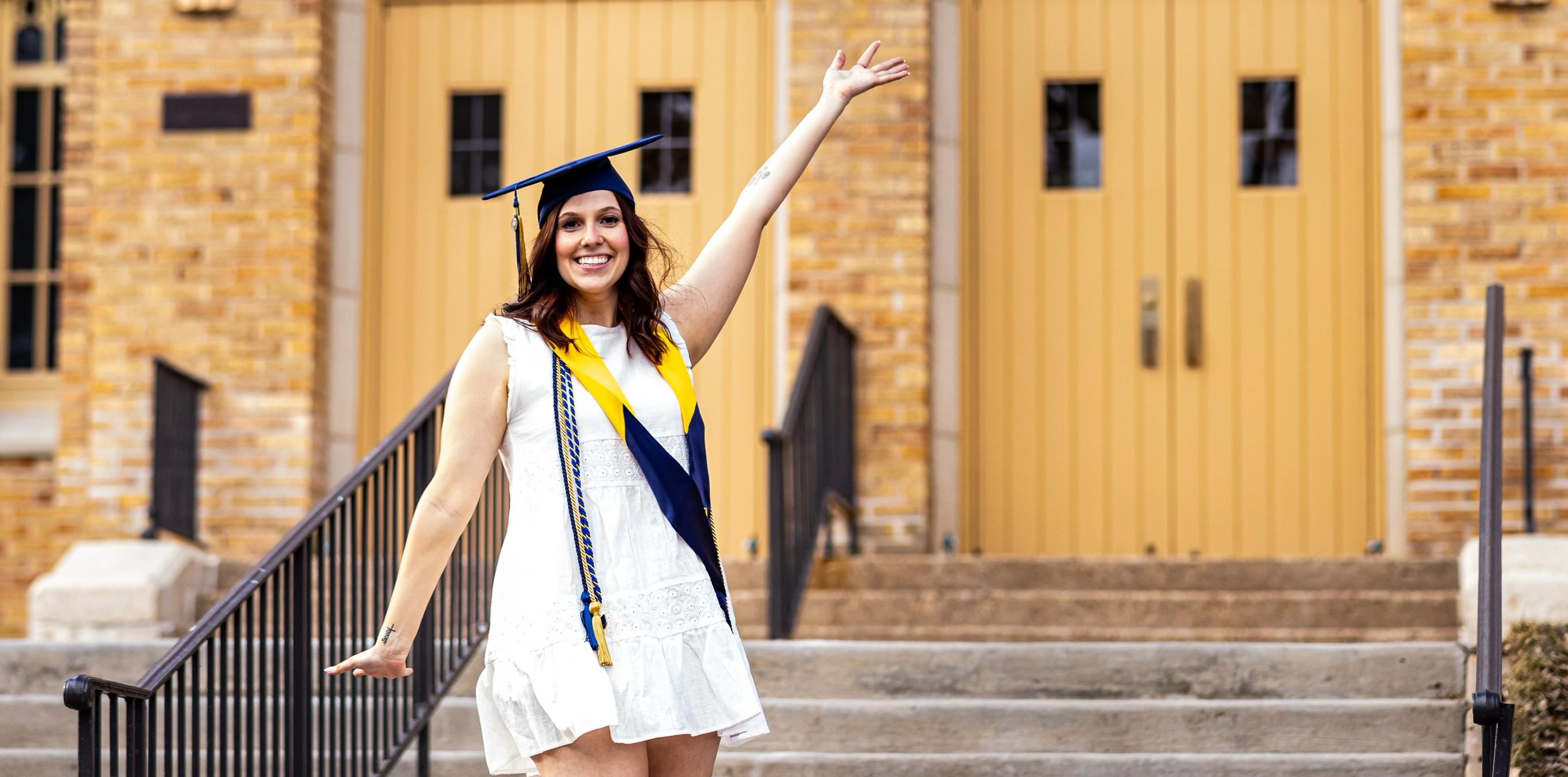 汉娜·格蕾丝举着毕业帽摆姿势