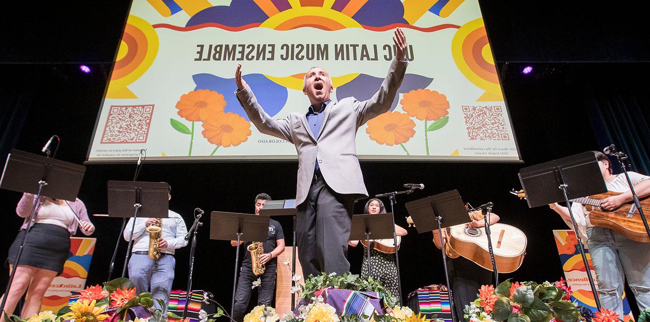 Javier Viñasco inviting the public to sing